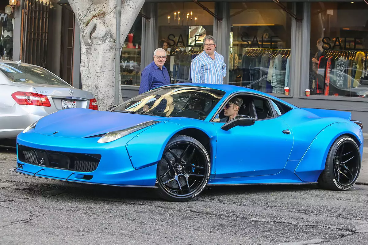 Justin Bieber en su Ferrari 