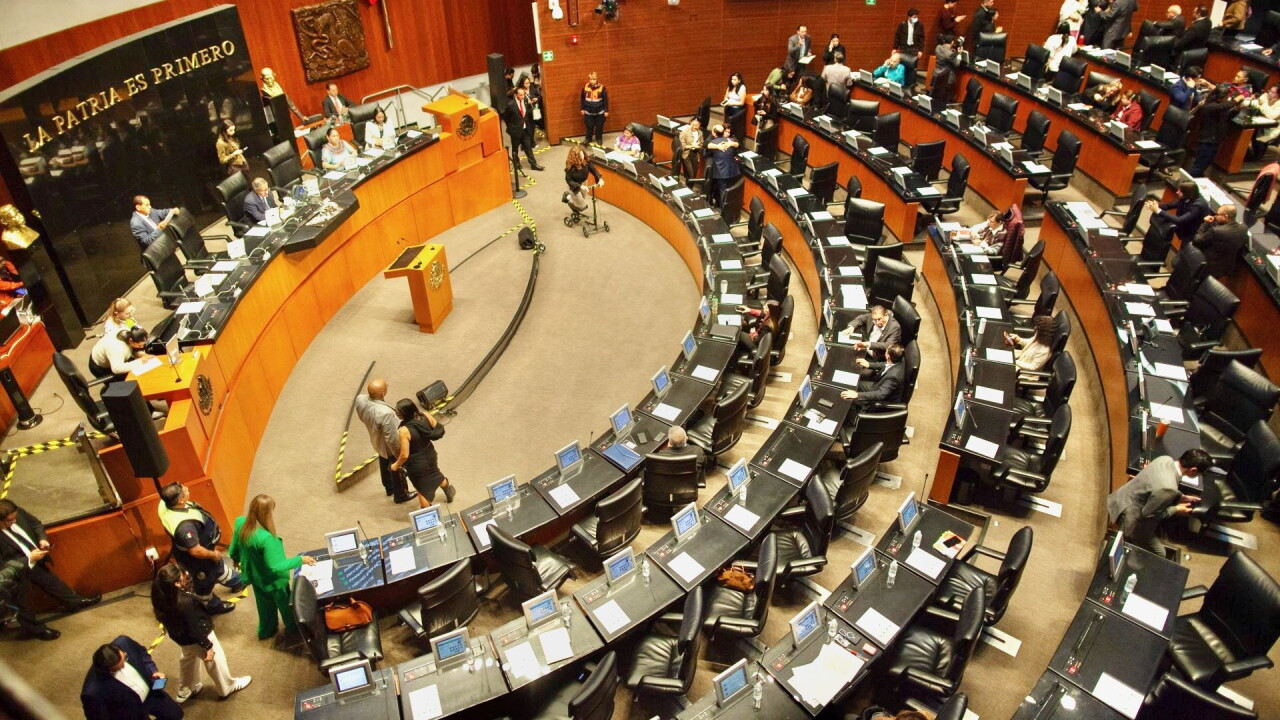 Los topes a deducciones y condonación de multas del SAT a grandes empresas llegan al pleno del Senado