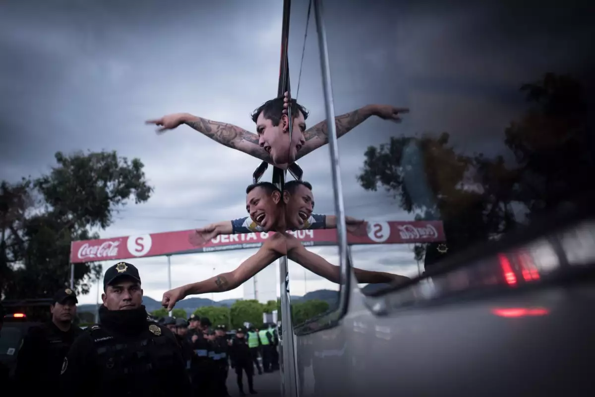 CIUDAD DE MÉXICO, 14SEPTIEMBRE2019.- Integrantes de la barra brava "La Rebel", grupo de animación del Club Universidad, en su llegada al Estadio Azteca. Partiendo del Estadio Olímpico Universitario en camiones y microbuses, los aficionados auriazules fueron escoltados por un operativo amplio de Policía de la Ciudad de México.
FOTO: PEDRO ANZA /CUARTOSCURO.COM