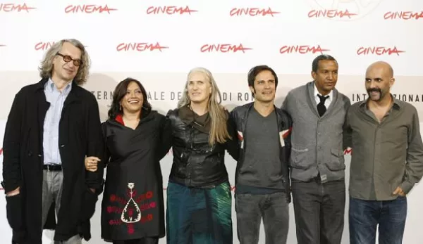 Además de García Bernal, en la película también participaron los directores Jane Campion, Wim Wenders, Gus Van Sant, Mira Nair, Jan Kounen, Gaspar Noé y Abderrahmane Sissako.