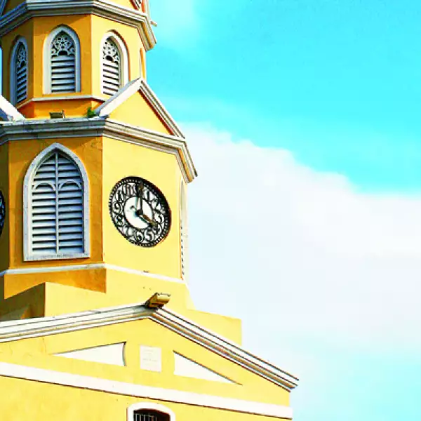 La torre del reloj se apoya sobre la puerta principal de la antigua ciudad amurallada, que en su época colonial fue testigo de intentos de invasiones extranjeras.