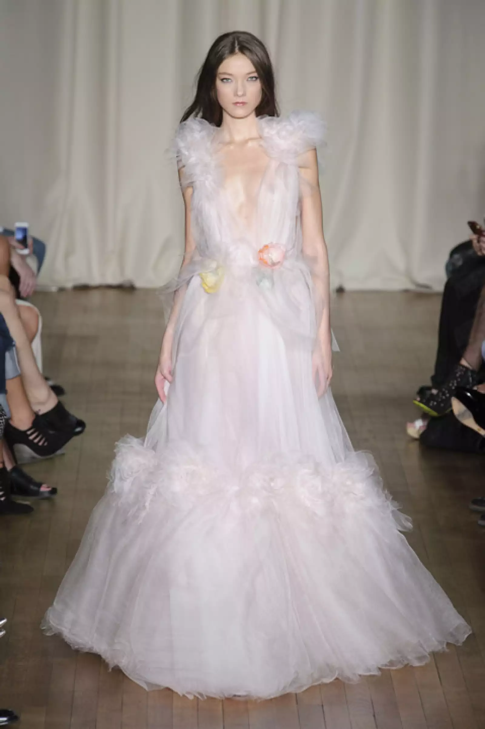 Sabemos que Emma es muy fashion forward y nos encantaría verla en este vestido de Marchesa blanco/rosado de tul con flores. ¡Impactante!