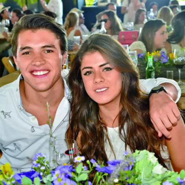 A esta pareja les encanta la fiesta aquí los vemos en la Vendimia Cuna de Tierra el año pasado.