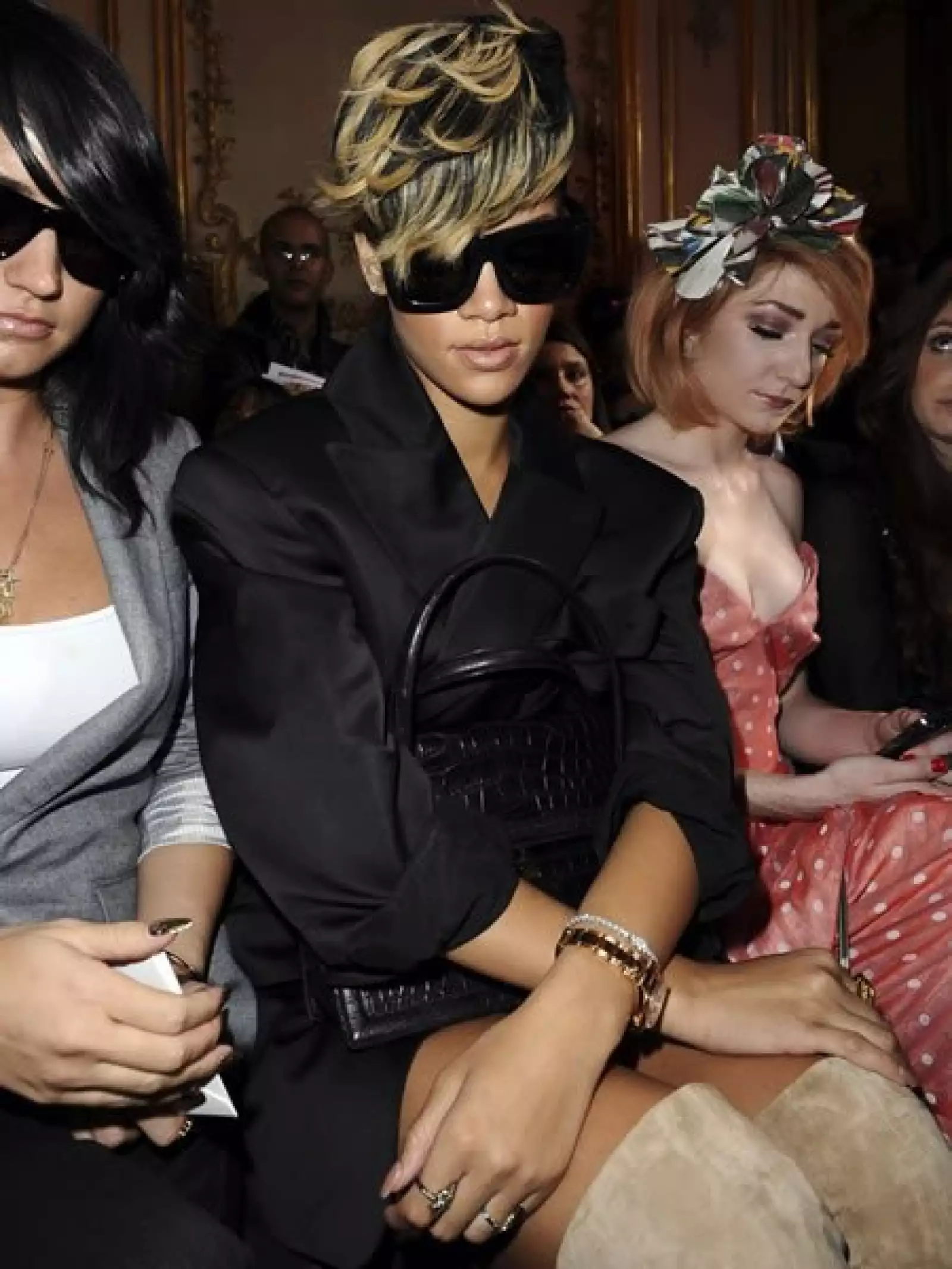 Rihanna cambia de peinado cada vez que sale, y para ir al desfile de Vivienne Westwood en Londres no hizo excepción, destacando sus mechas doradas.