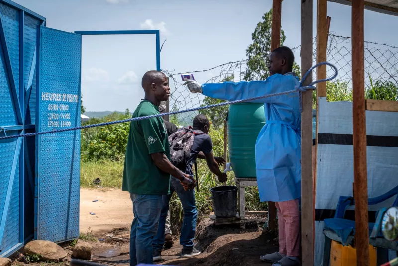 Un trabajador de la salud toma la temperatura de un visitante en el Hospital Rwampara en Ituri, en el este de la República Democrática del Congo, el 26 de mayo de 2026.