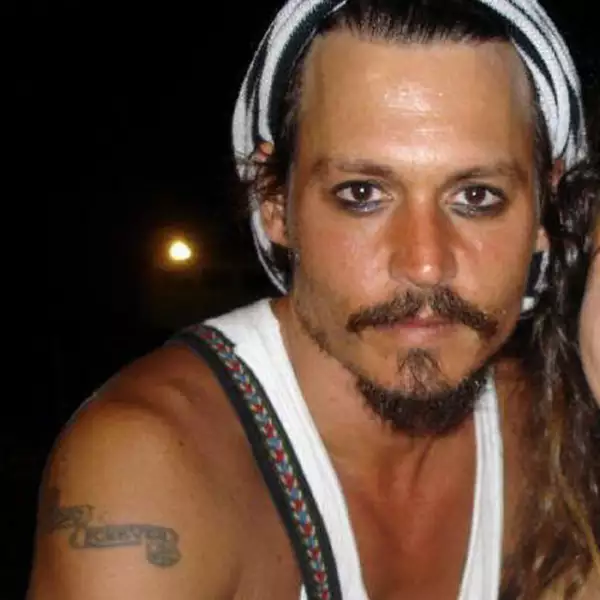 Johnny Depp no sólo usa maquillaje en el set de `Piratas del Caribe´.