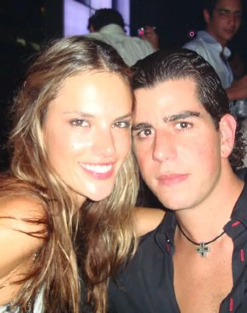 La modelo brasileña festejó la noche del 28 de marzo en la conocida discoteca de Miami, con motivo del Sony Ericsson Open y el Winter Music Conference, al que acuden los mejores DJ's del mundo.