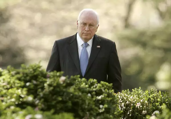 Estados Unidos El vicepresidente Dick Cheney escucha como EE. UU. El presidente George W. Bush hace un habla en el Rose Garden de la Casa Blanca el 3 de abril de 2007 en Washington, DC. Bush criticó a los demócratas en el congreso por su intento de vincular la financiación de la guerra con la retirada de las tropas de Irak