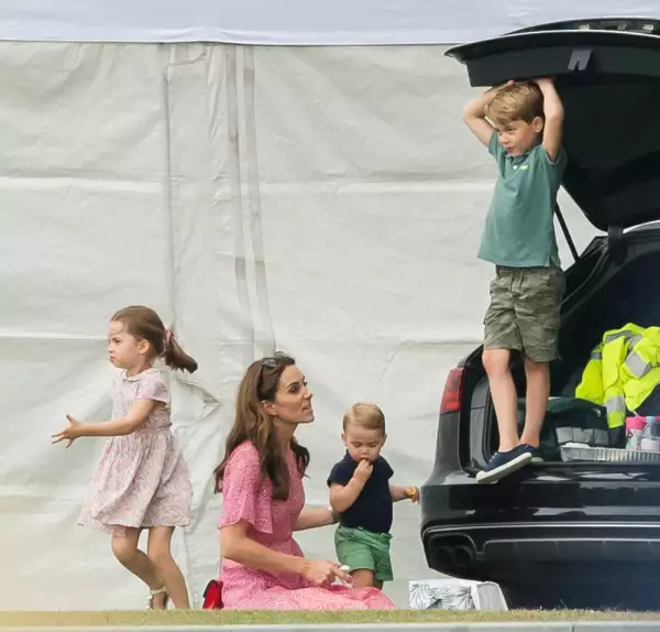 Kate Middleton y sus tres hijos durante el juego de polo de William