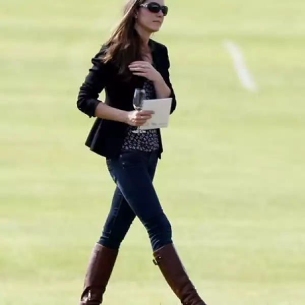 En sus tiempos libres, prefiere los jeans y las botas altas no pueden faltar, especialmente las de montar.