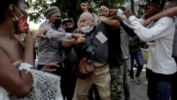 El fotógrafo de la agencia AP, el español Ramos Espinosa, fue atacados por la policía mientras cubría una de las protestas contra el gobierno del presidente Miguel Díaz-Canel en la Habana, el 11 de julio. 