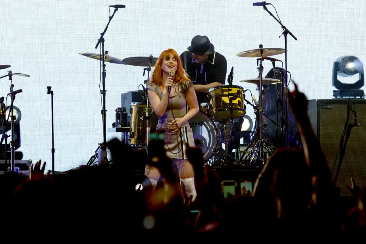 Foto de Hayley Williams, líder de Paramore, en un concierto de la banda en el festival Bud Light Super Bowl, en Phoenix, Arizona.