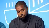 Foto de kanye west vestido con layera gris oscuro