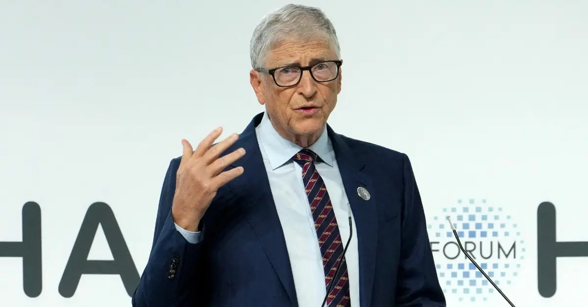 Imagen de Bill Gates pronunciando un discurso ante la audiencia en la inauguración del Foro de Doha, en Catar, el 6 de diciembre de 2025.