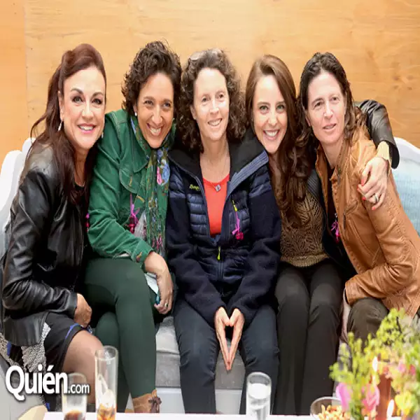 Izquierda a derecha: María Elena Anaya (mamá de La Josa), Juana Lew, Marlene Reznick, Tere Carbajal y Sandra Reznick