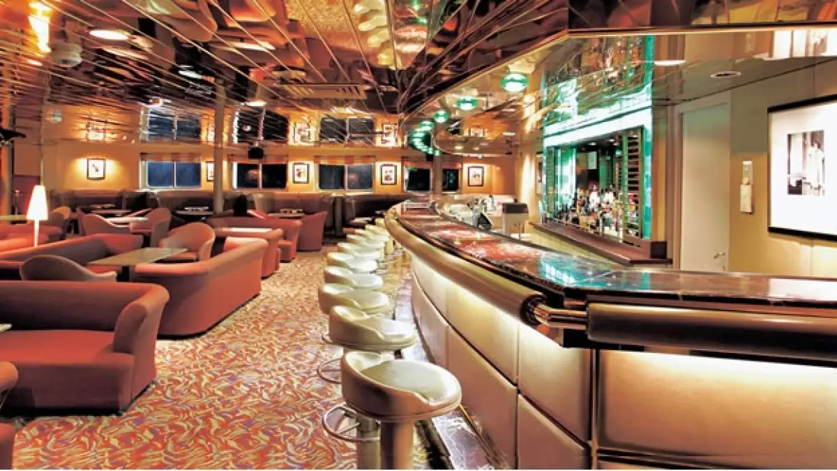 interior del ocean star cruises