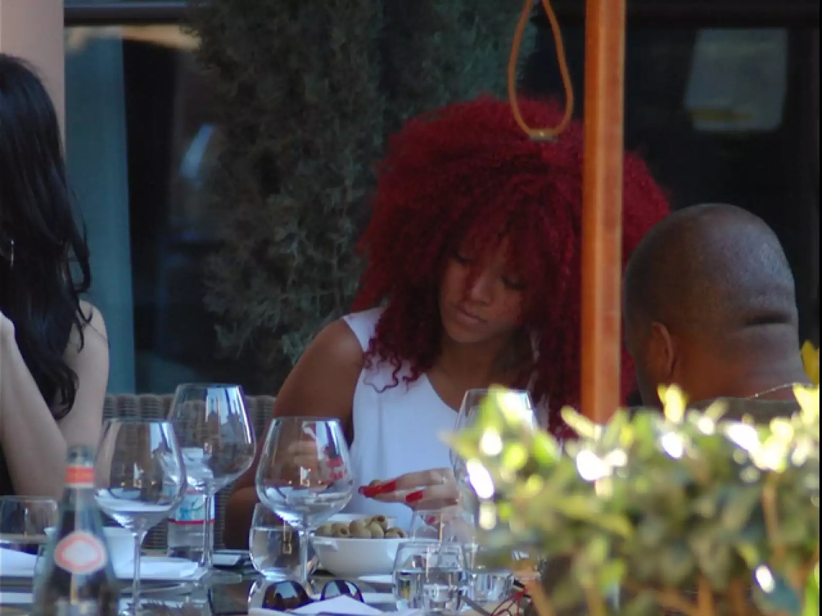 Rihanna aprovechó para comer con sus amigos en Beverly Hills.