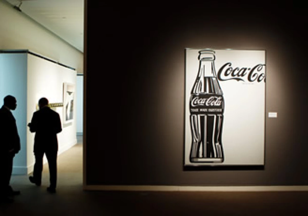 Dos policías pasan junto a la pintura de Warhol. (Foto: Reuters)