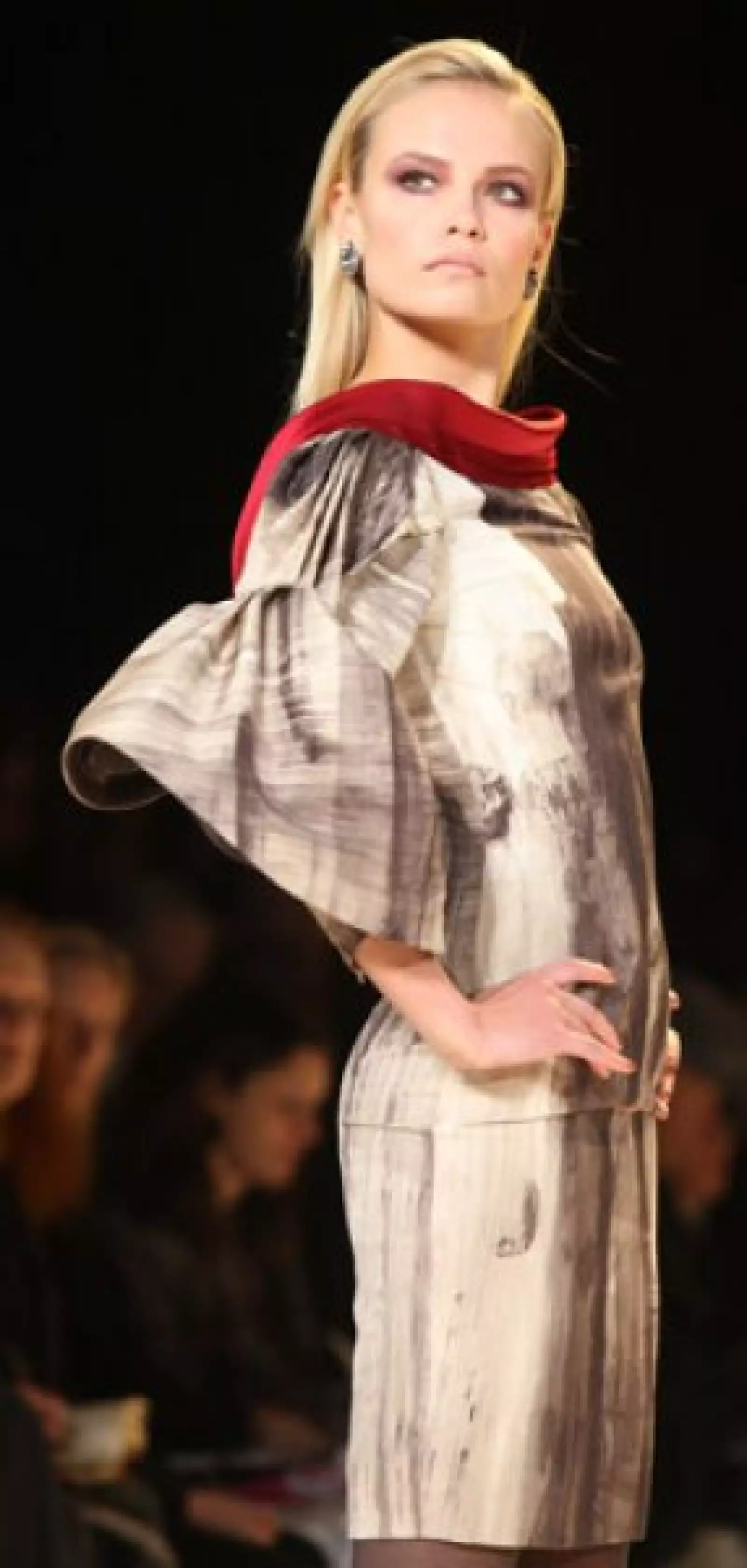 En algunos de sus vestidos ha entremezclado y casi enterrado pedrería en el fieltro y en los detalles bordados de trajes de cóctel y para la noche.