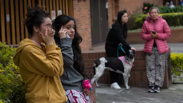 Los residentes del barrio de Pasadena permanecen en la calle después de un terremoto en Bogotá el 8 de junio de 2025. Un terremoto poderoso y superficial de 6,3 grados sacudió la capital colombiana de Bogotá el sábado temprano, según los reporteros de la AFP sobre el terreno y el Servicio Geológico de los Estados Unidos. Los edificios temblaron, las sirenas retuenan alrededor de la capital y la gente salió corriendo a las calles.