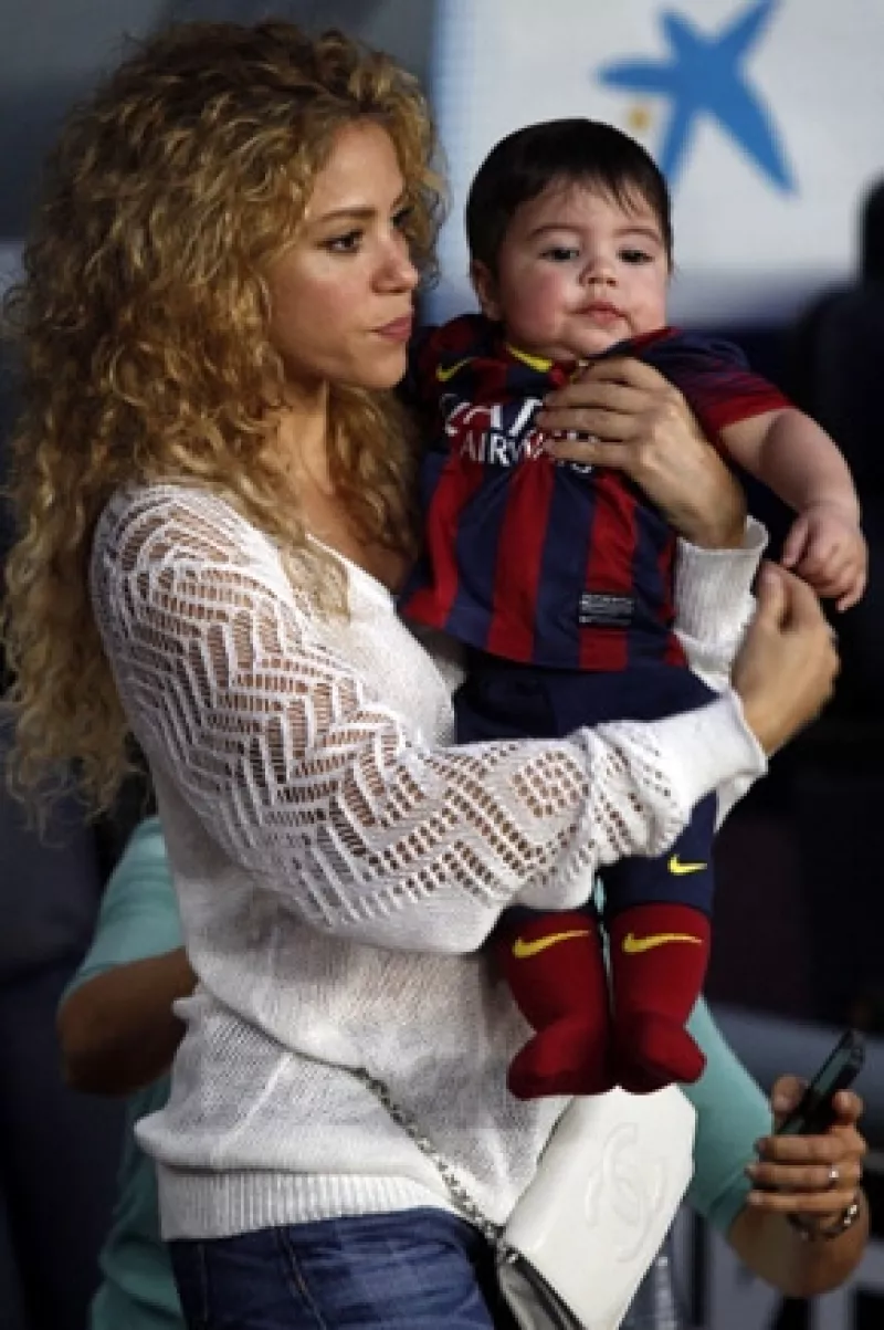 La cantante confesó en el programa de Jimmy Fallon que su hijo está obsesionado con el balón, tanto que le pide a su mamá que juegue con él.