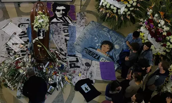 Miles de personas se dieron cita en la Legislatura de Buenos Aires para despedir al ícono del rock.