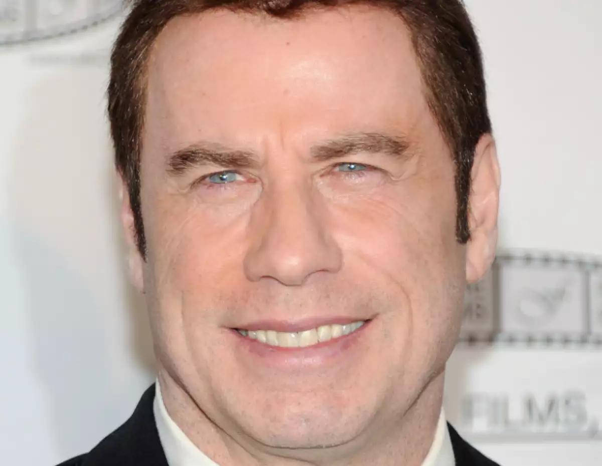 El Daily News publicó que John ofreció a uno de sus demandantes por acoso sexual, 125 mil dólares para que desistiera de la acusación.