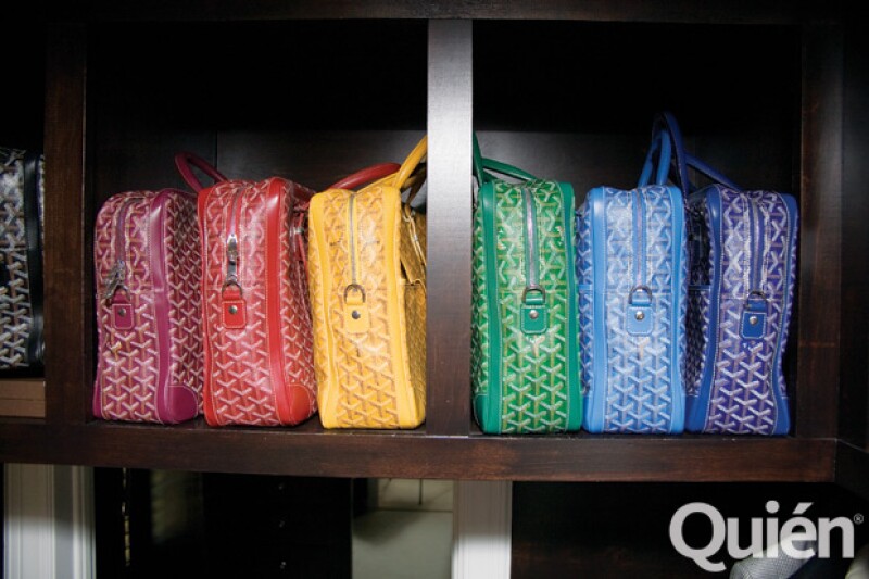 Algo que amaba Christian era su colección de portafolios de Goyard en varios colores.