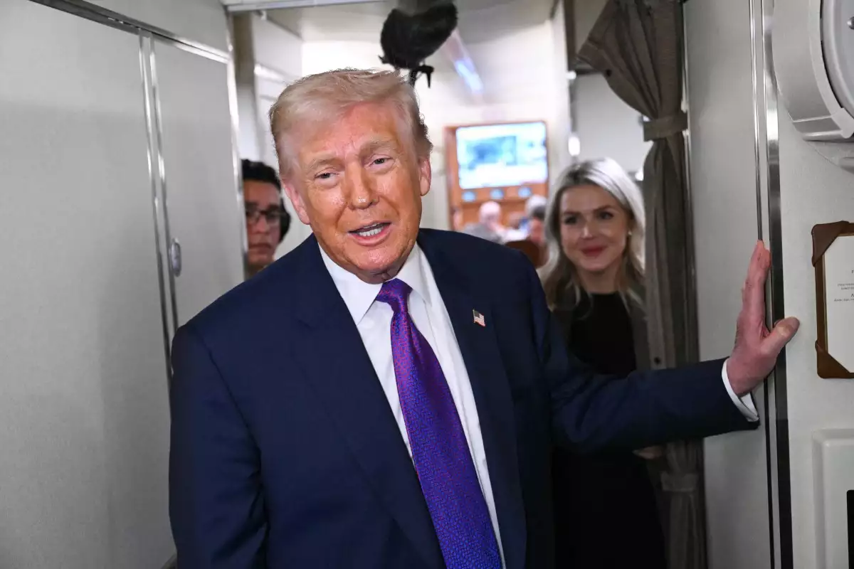 El presidente de los Estados Unidos, Donald Trump, habla con los periodistas en Air Force One antes de desegar de la Base Conjunta Andrews, Maryland, el 19 de febrero de 2026. Trump viaja a Roma, Georgia, para visitar negocios locales y hacer comentarios sobre la economía en una fábrica de acero.