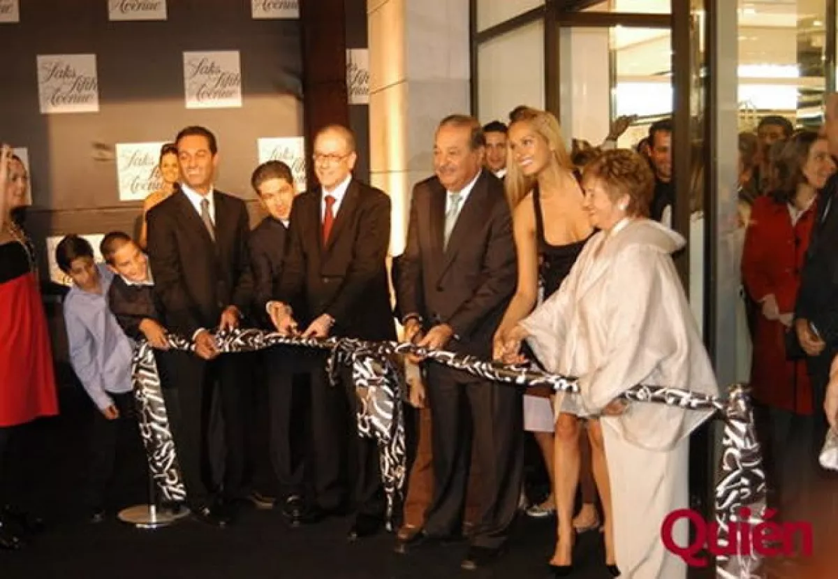En la apertura de la primera tienda Saks Fifth Avenue en México, junto a Ricardo Salinas Pliego y la modelo Petra Nemcova