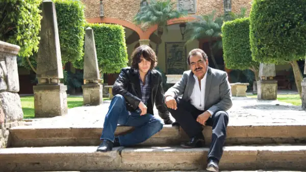 Hace algunos años, durante una sesión de fotos para la revista Quién en la Hacienda La Calera del cantante, en Guadalajara, él y su hijo cantaron juntos y nos impresionaron con su talento.
