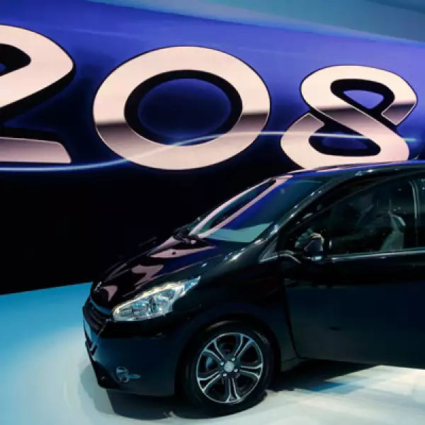 El nuevo modelo es 7 centímetros más corto, y pesa entre 110 y 173kg menos que los Peugeot anteriores, aunque es amplio por dentro.