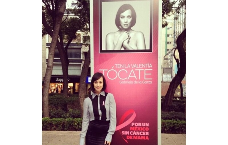 La actriz Gabriela de la Garza junto a su retrato.
