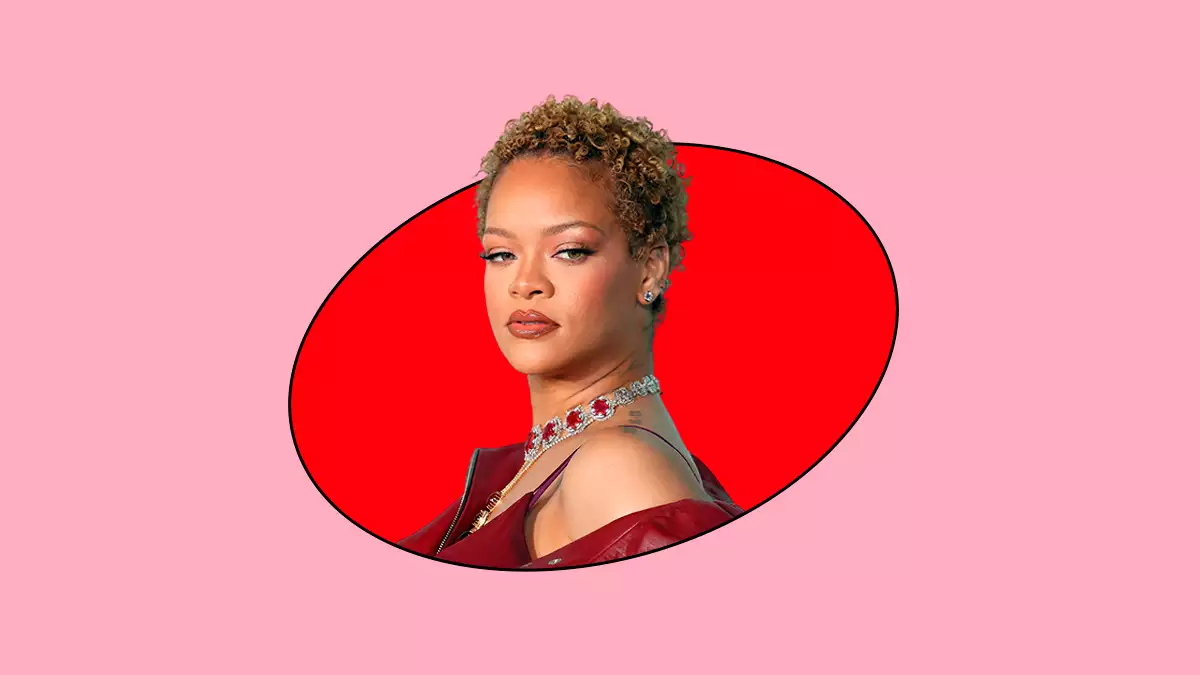 Rihanna muestra su pelo rizado natural en el lanzamiento de Fenty Beauty