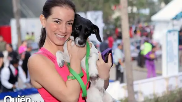 Claudia Lizaldi con Moe