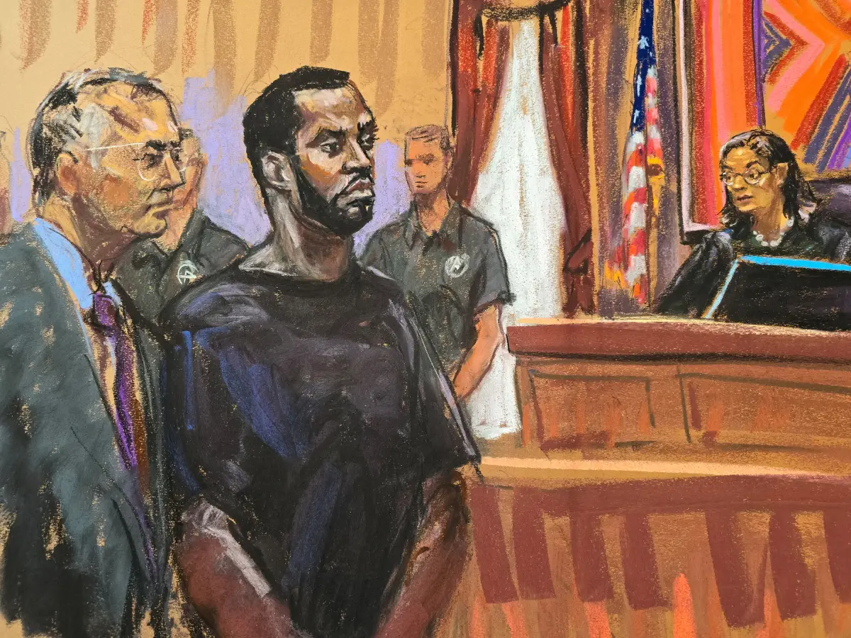 Foto ilustración de Puff Daddy frente a la jueza que lleva el caso de tráfico sexual en contra del rapero