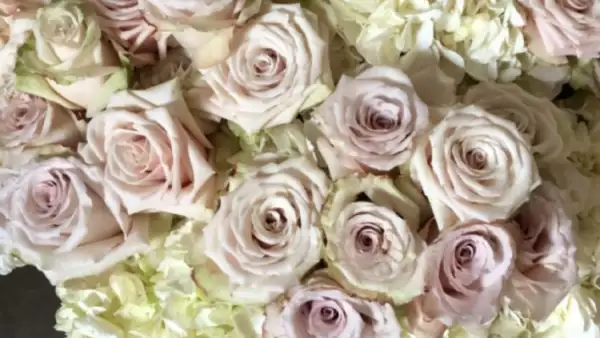 Kim Kardashian recibió decenas de flores por su cumple 37