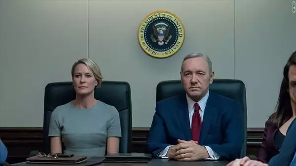 Robin Wright, al igual que su personaje en House of Cards, exige igualdad de derechos que su coestrella Kevin Spacey.