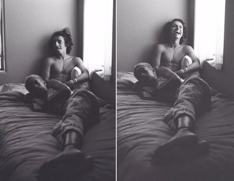 Al parecer el papá de Willow no tiene problema en que su hija se tome fotografías en la cama con un hombre mayor.