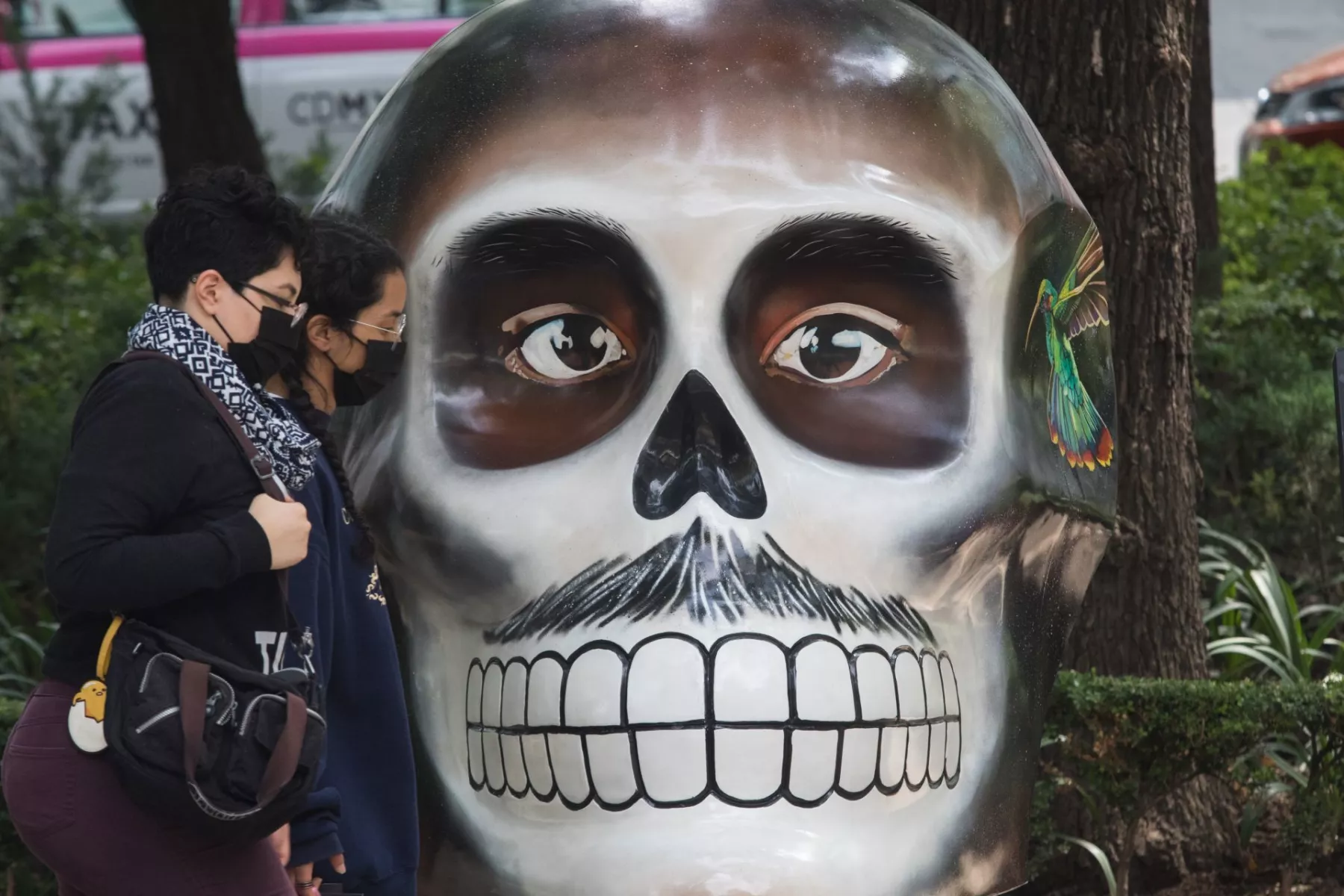 Autoridades sanitarias han llamado a la población al uso de cubrebocas como una de las principales herramientas para evitar la propagación de Covid-19. La imagen sobre avenida Reforma donde hay una exposición de cráneos intervenidos por diferentes artistas.