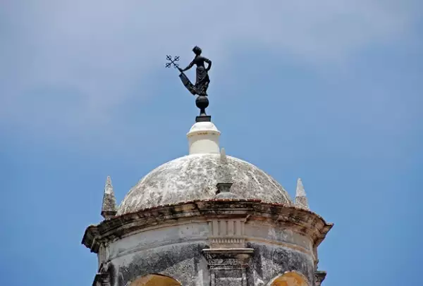 La torre del Castillo de la Real Fuerza en la Plaza de Armas.