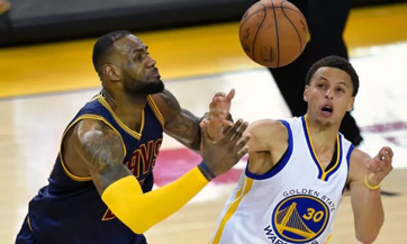 Curry (der) es un vocero para Under Armour, mientras LeBron lo es para Nike. (Foto: Reuters )