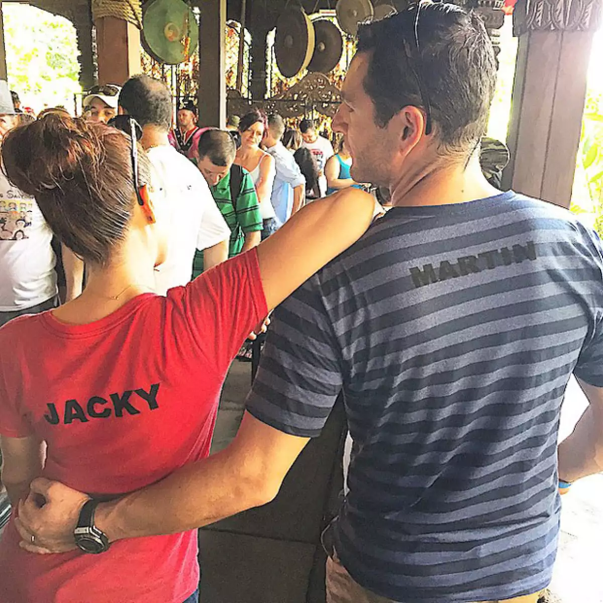 Jacky y Martín presumieron playeras con sus nombres, lo mismo que su escapada a Animal Kingdom.