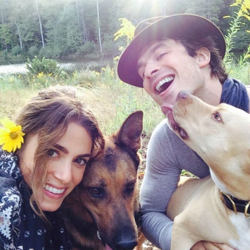 Ian y Nikki con sus perras durante una de sus citas en el campo. Ambos son amantes de los animales.