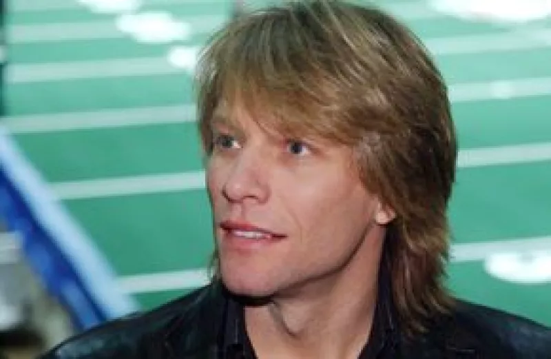 El ex gerente de ventas del equipo de futbol del que es propietario el cantante asegura que él y otros directivos le deben miles de dólares.