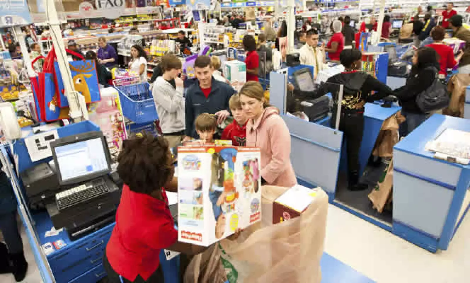 En Fayetteville, Carolina del Norte, la policía busca a 2 sospechosos después de que se produjo un tiroteo este viernes por la mañana en el Centro Comercial Cross Creek.