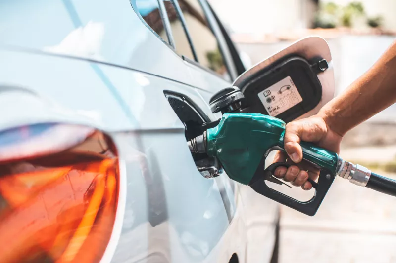 Persona carga combustible a su automóvil; toma en cuenta estos consejos para evitar el robo de gasolina