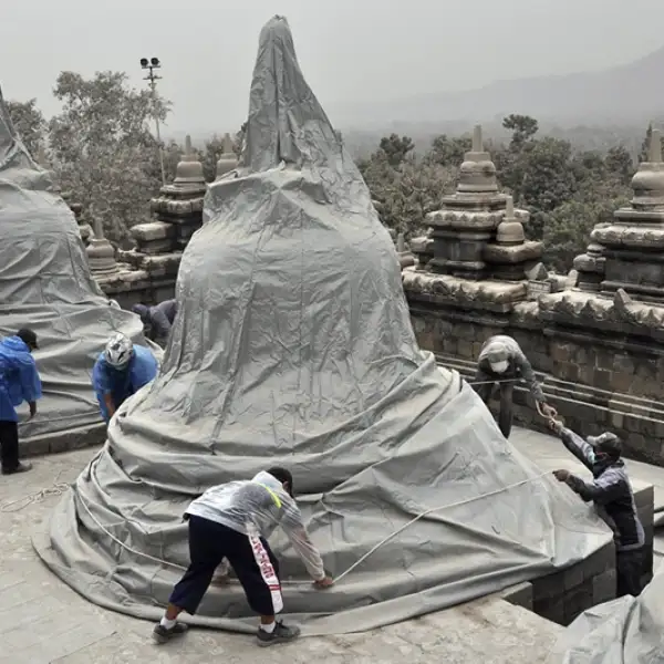 trabajadores cubren de las cenizas el templo de borobudur