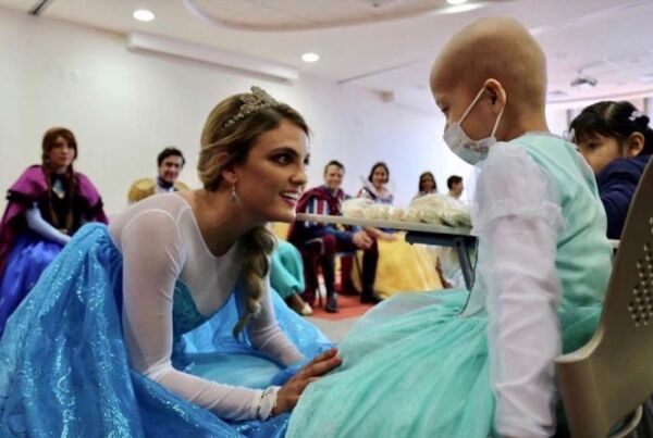 Tania Palacios Kuri se viste de Elsa 2.jpg