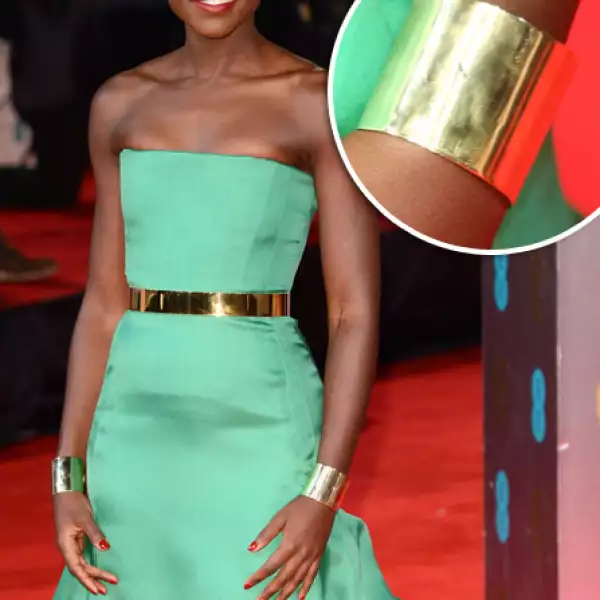 En la alfombra roja de los premios BAFTA, la actriz lució un par de cuffs de Ana Khouri.